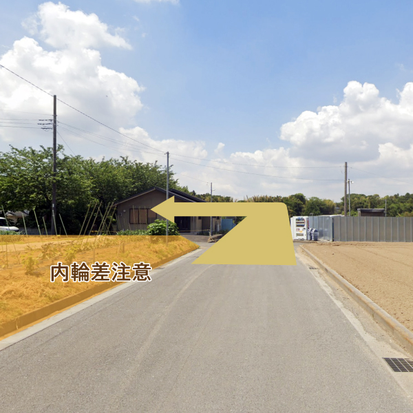 自治会館T字路を左折 自治会館T字路を左折