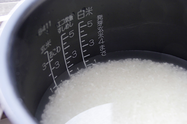 加水は目盛りを見て 加水は目盛りを見て